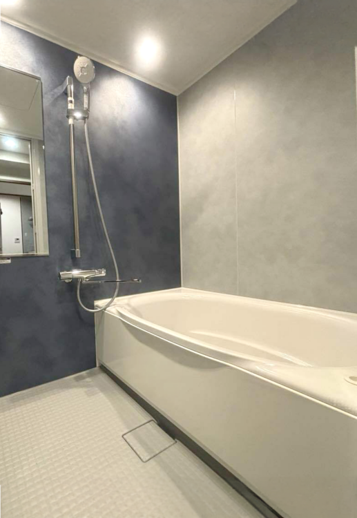 タイル貼りの浴室からすっきりとしたデザインの浴室へ